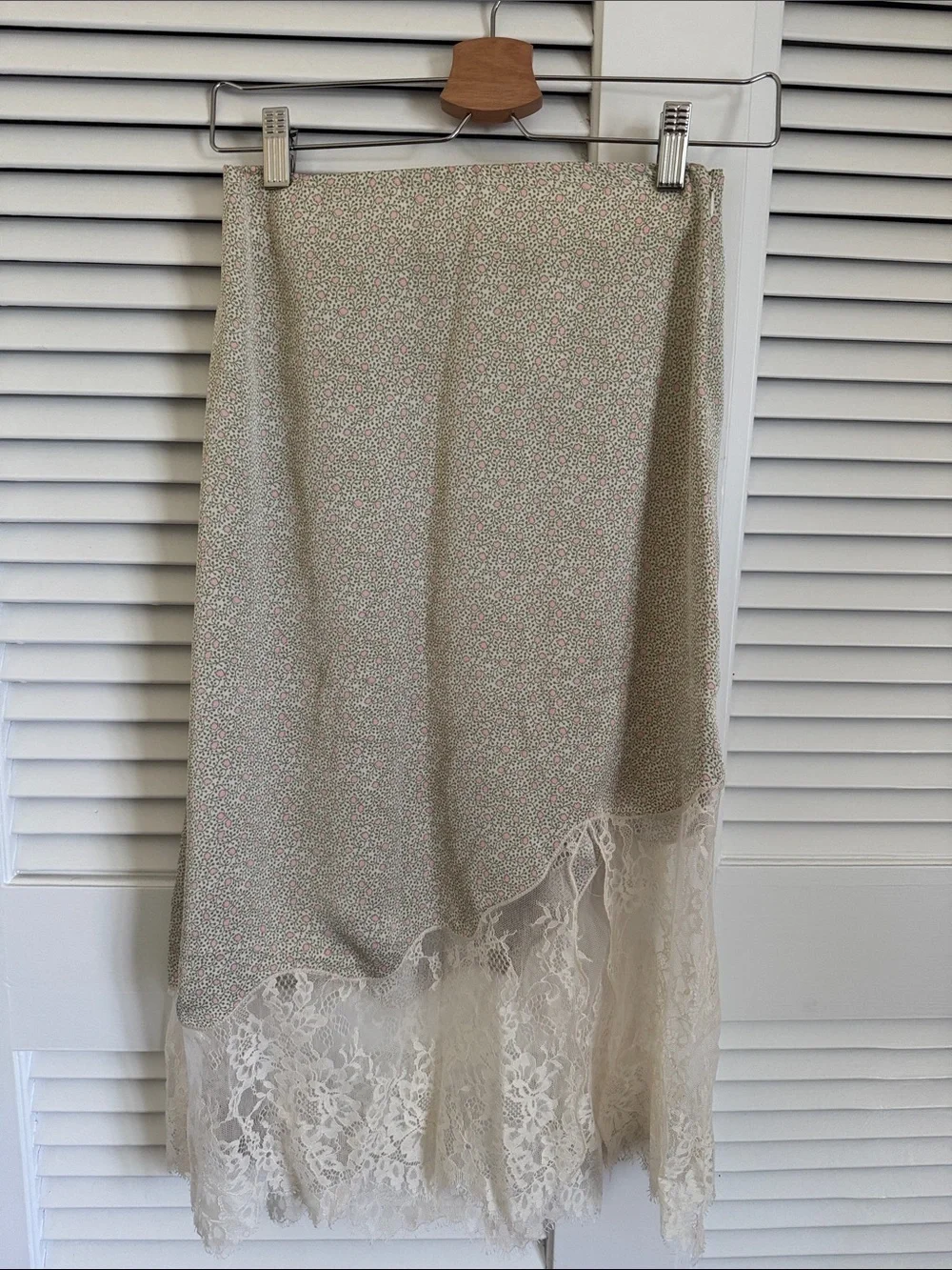 Aritzia Wilfred Cream Midi Skirt with Lace Hem and Subtle Floral Print- Size 4